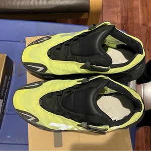 Yeezy 700 MNVN Phosphor Mens Sz 10